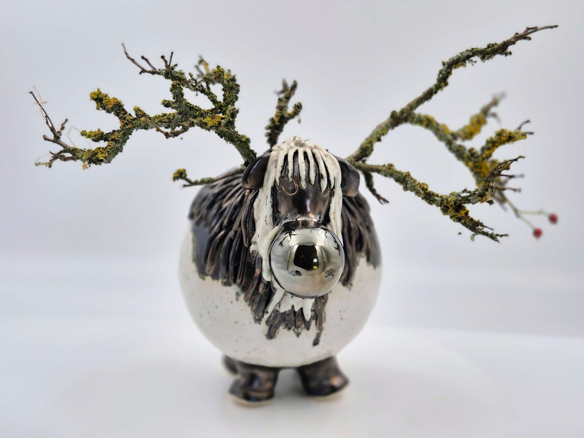 Hvidt keramisk rensdyr med naturgrene – 18 cm