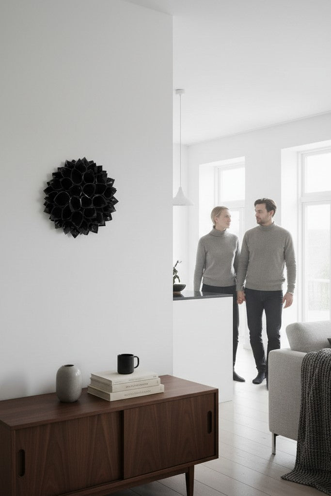 Vægskulptur - sort blomst 30cm.