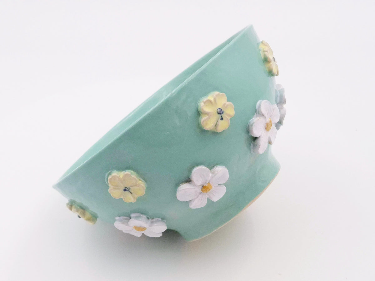 Keramisk Skål med Pastelblomster – Håndopbygget (Ø14 cm)