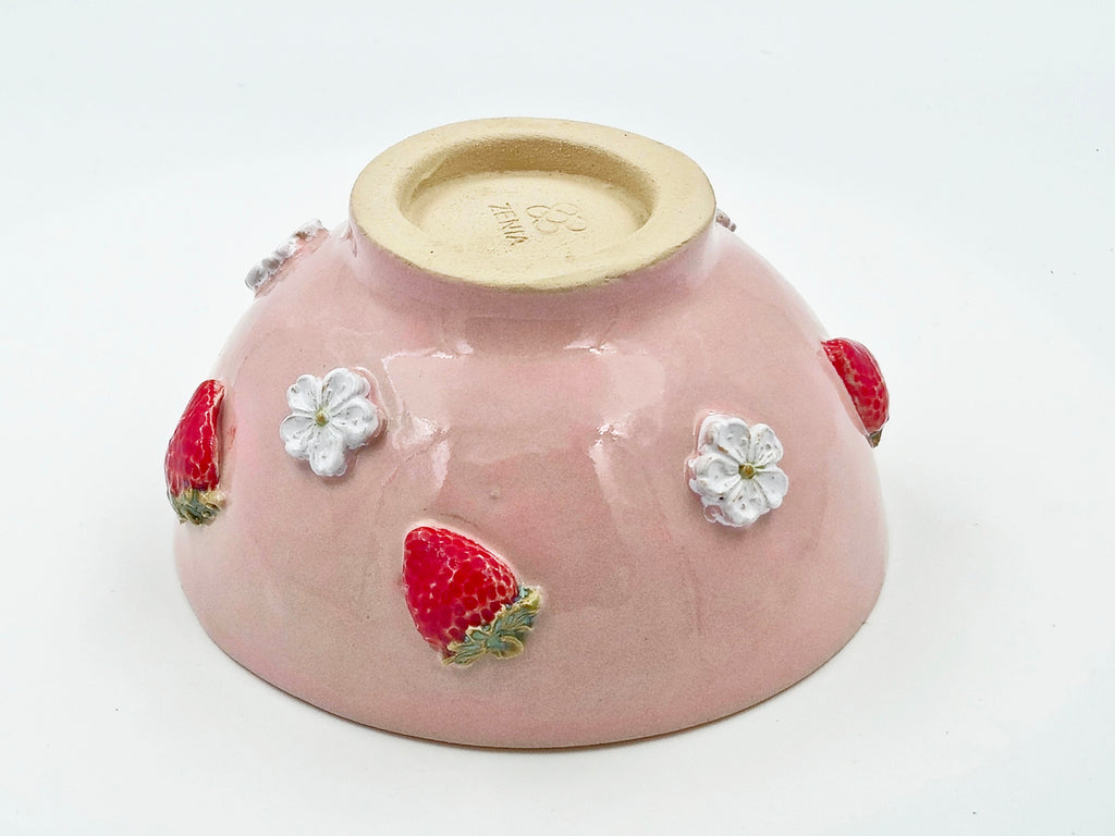 Keramisk Skål med Jordbær og Blomster – Håndopbygget (Ø14 cm)