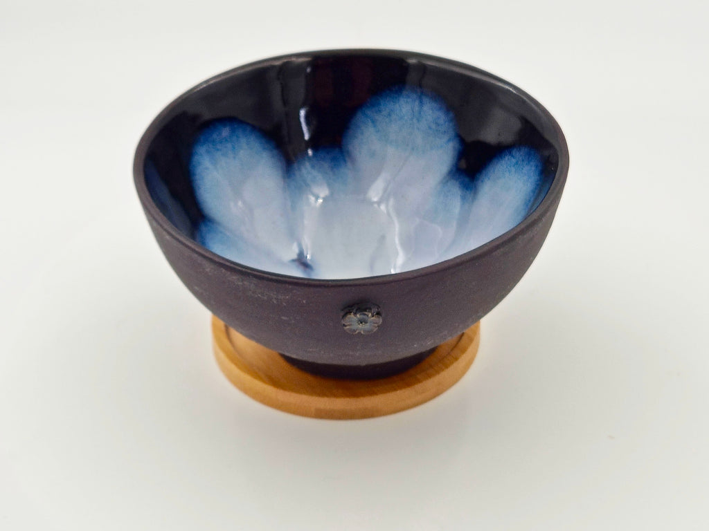 Hand-built bowl on bamboo tray (Ø14 cm)