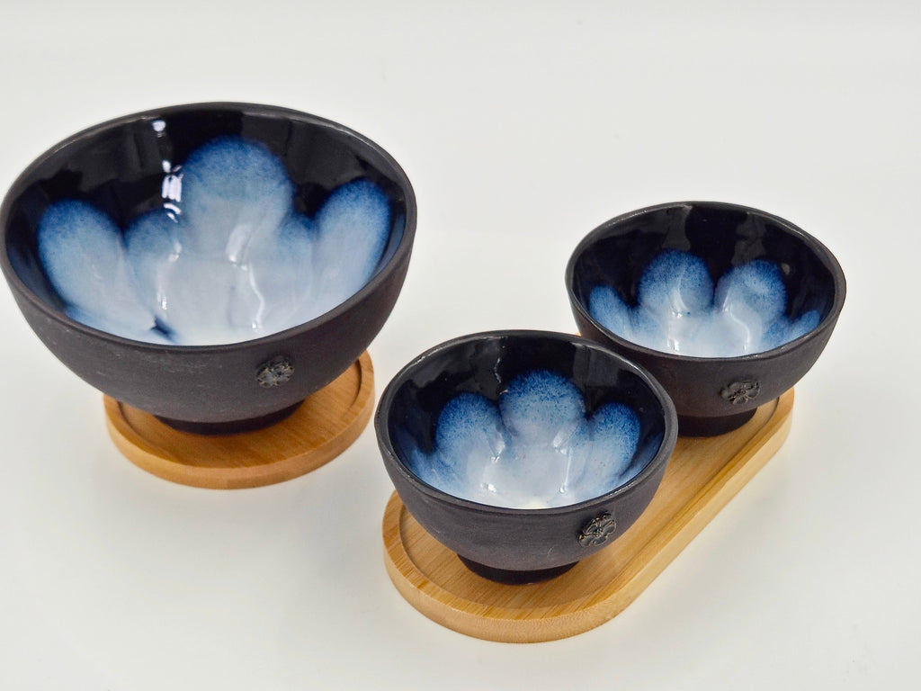 Hand-built bowl on bamboo tray (Ø14 cm)