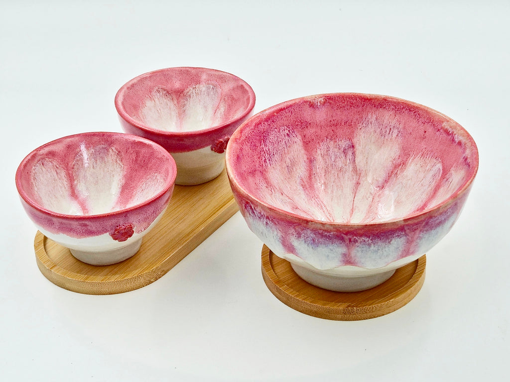 Hand-built bowl on bamboo tray (Ø14 cm)