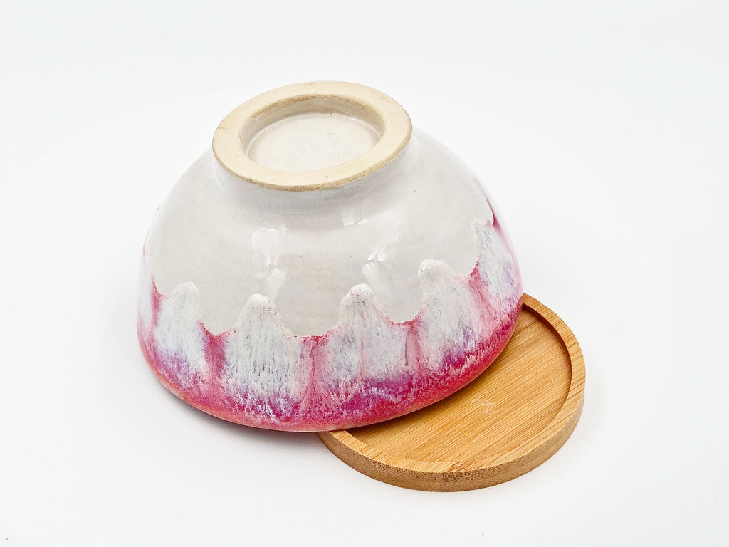 Hand-built bowl on bamboo tray (Ø14 cm)