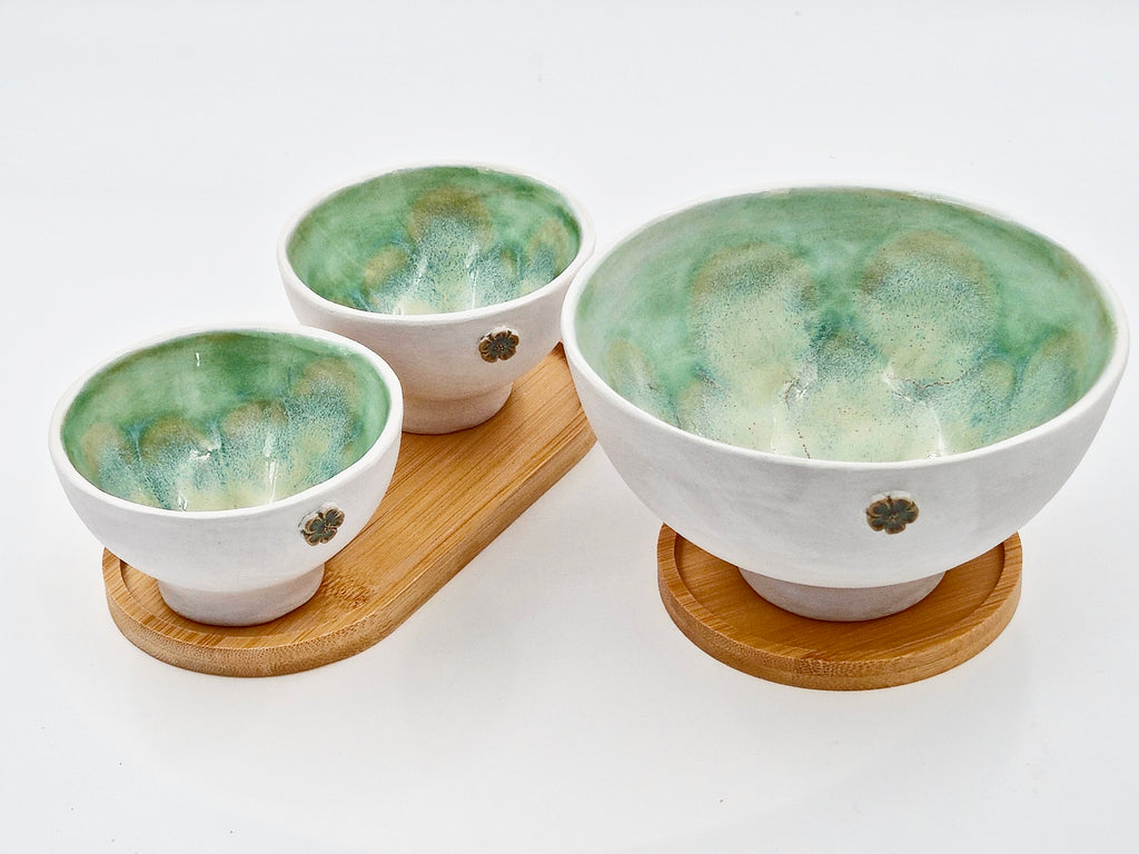 Hand-built bowl on bamboo tray (Ø14 cm)
