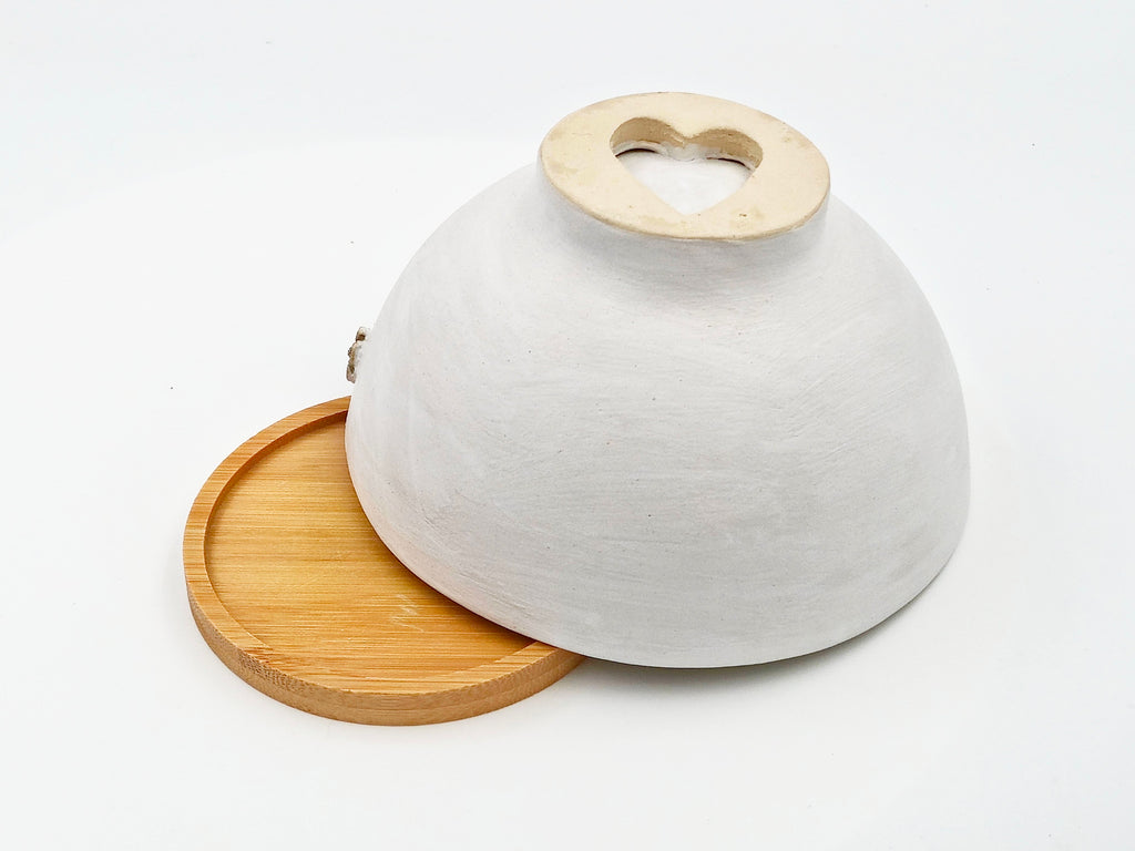Hand-built bowl on bamboo tray (Ø14 cm)