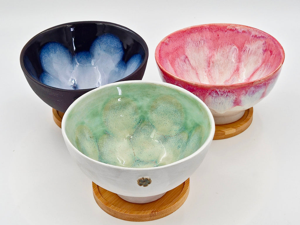 Hand-built bowl on bamboo tray (Ø14 cm)