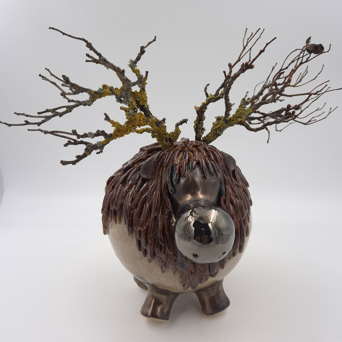 Rødbrunt keramisk rensdyr med naturgrene – 19 cm
